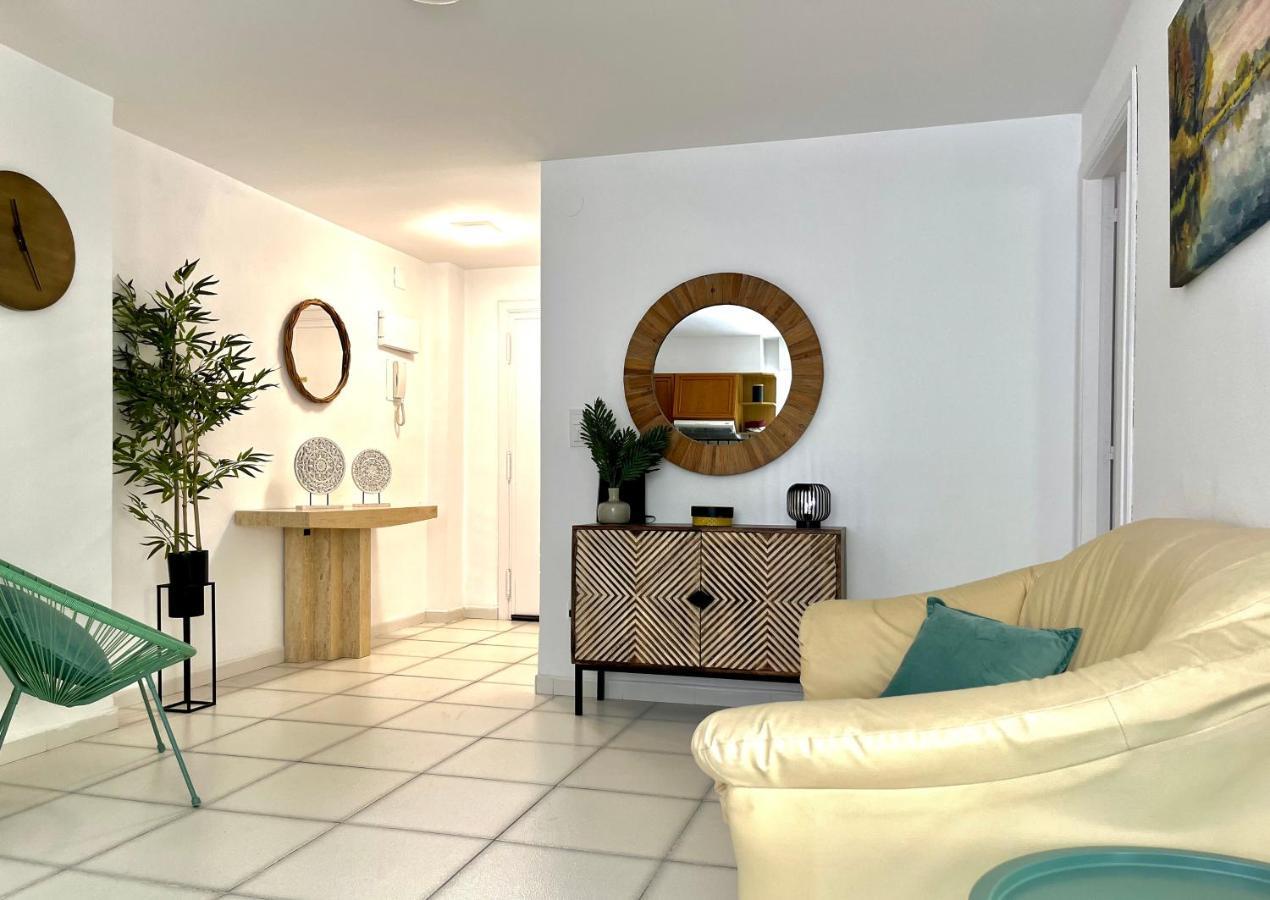 Modern Apartment On The Beach With Pool 칼페 외부 사진