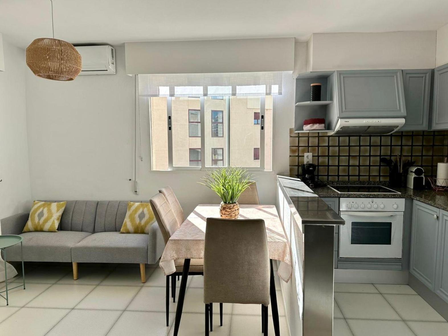 Modern Apartment On The Beach With Pool 칼페 외부 사진