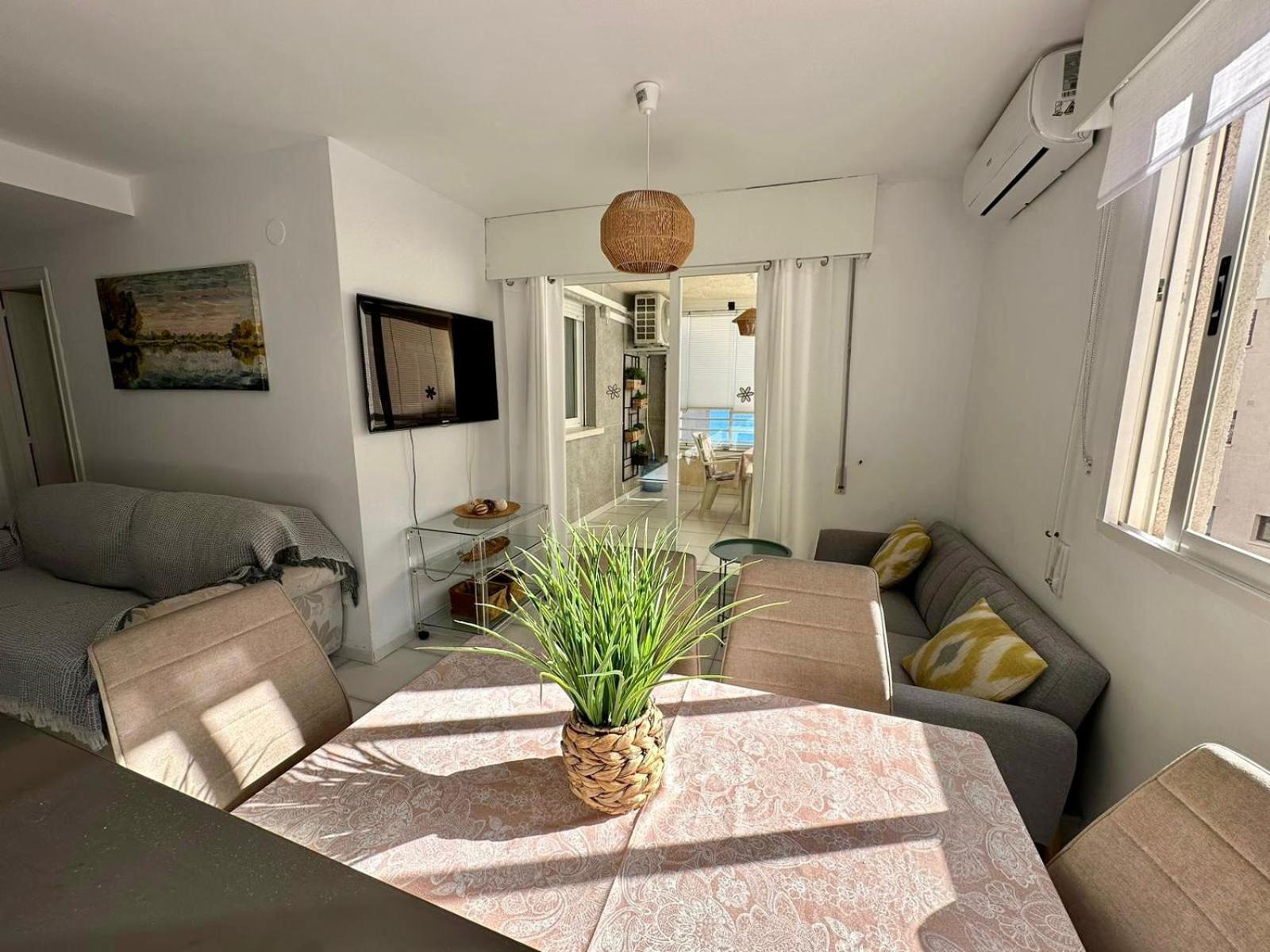Modern Apartment On The Beach With Pool 칼페 외부 사진